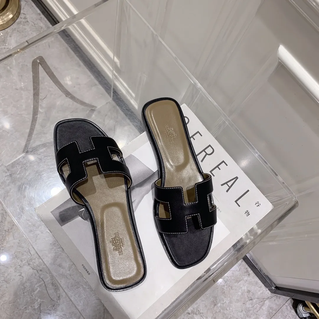 👟👟Ex-factory price 440👟👟 Hermes Hermes H slippers Oasis sandals series——————————Fashionable and versatile Super comfortable Every detail is made to the extreme Original swift calfskin Original 1:1 exclusive private mold upper/original leather outsole ▪️Packaging: Each pair of shoes comes with packaging ▪️SIZE: 35~42 (.40.41.42 customization is non-refundable and non-exchangeable)